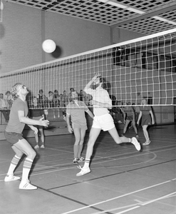 884263 Afbeelding van een volleybalwedstrijd tijdens het SOVU-toernooi tussen gemeentelijke diensten in de Sporthal ...